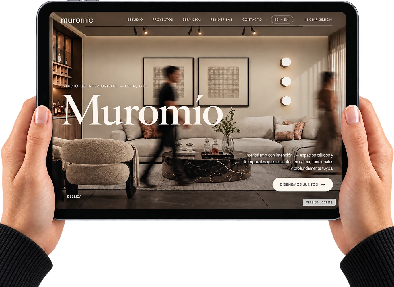 Landing de Muromío presentada en un iPad sostenido con ambas manos
