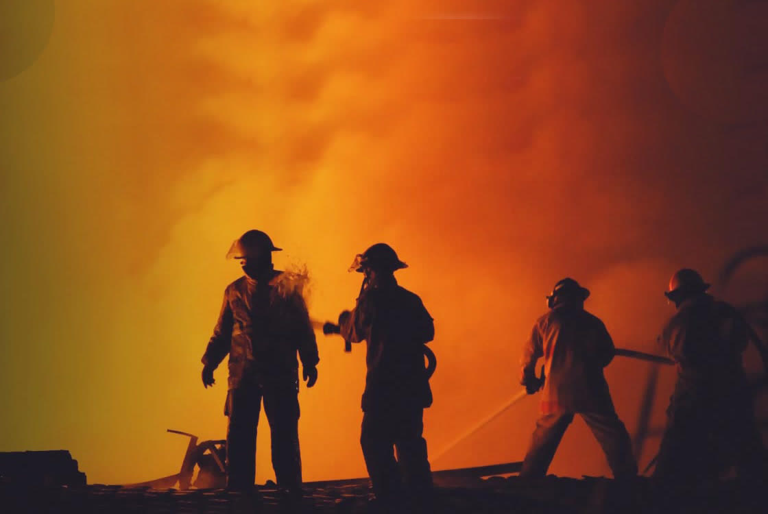 Bomberos combatiendo un incendio de noche